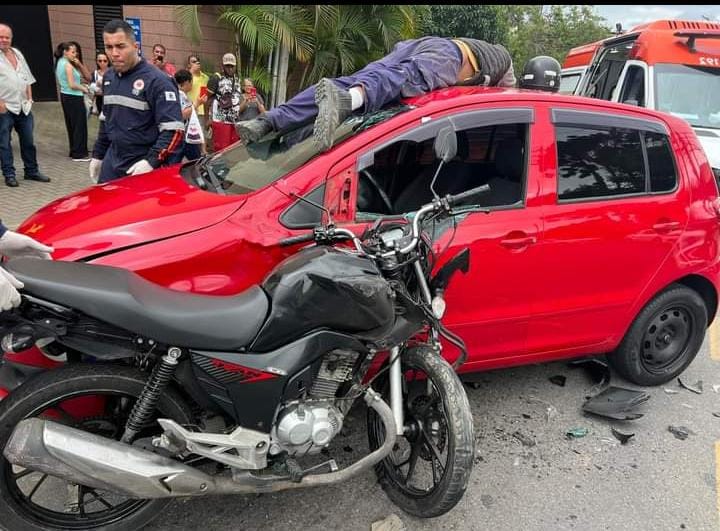 Motoqueiro Fica Largado Em Teto De Carro Ap S Colis O Web Di Rio