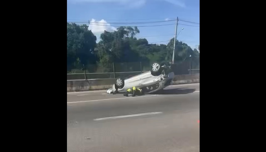 Carro Capota Na Raposo Tavares E Motorista Sai Ilesa Web Di Rio