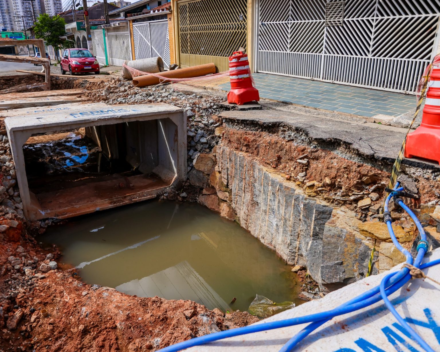 Osasco remove rocha em rua no Quitaúna para obras contra enchente Web