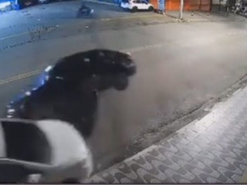 Motorista invade pista contrária e bate em carro estacionado